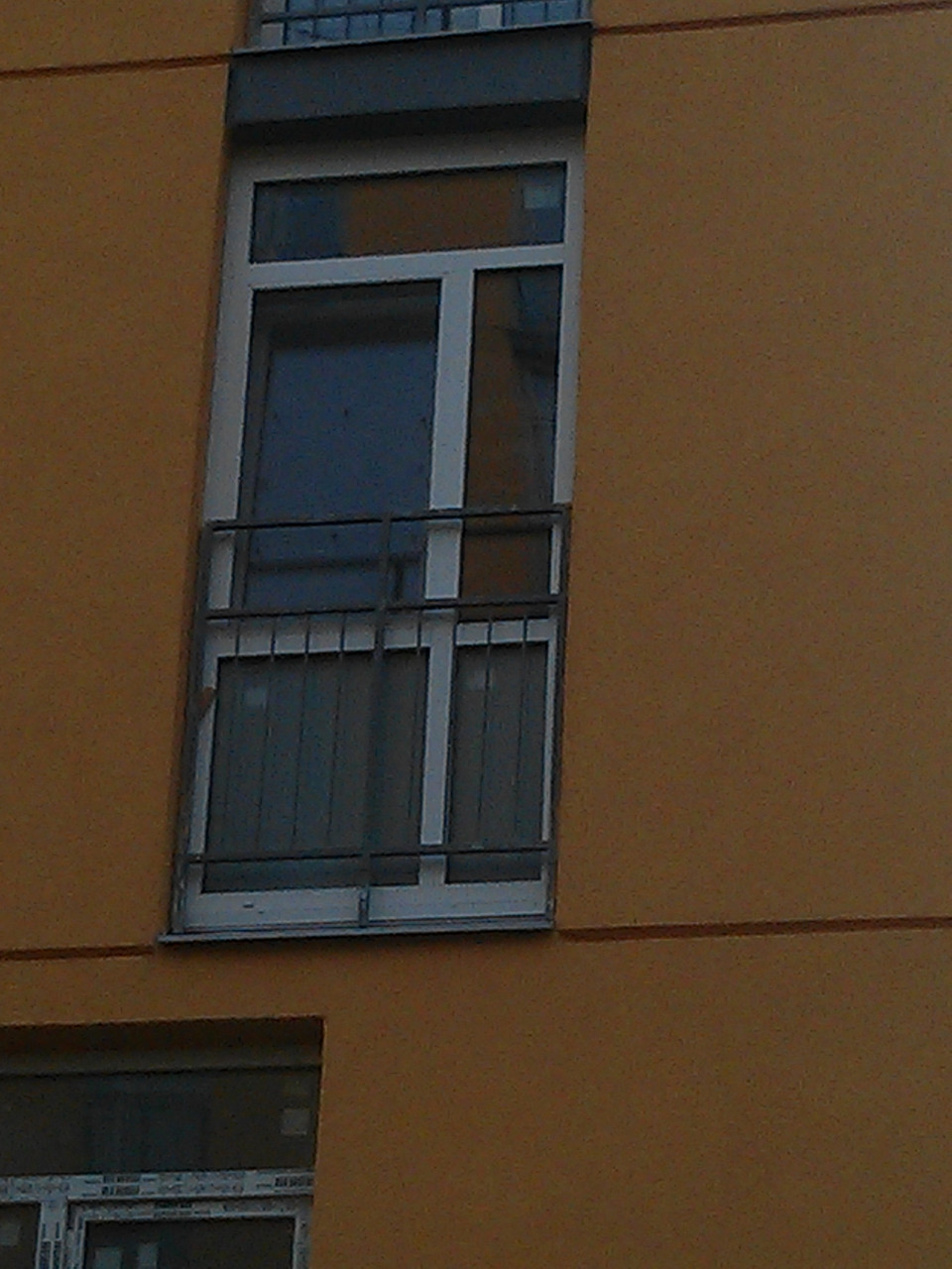 Oкно Комфорт Таун на балкон 1140х2610 REHAU Euro-Design 70 с энергоэффективным стеклопакетом - фото 1 - id-p49879015