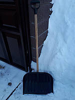 Лопата (Польща) для прибирання снігу з дерев'яним держаком
