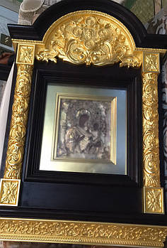 Сусальне золочення різьблених колон, арок і підстави для старовинної ікони.