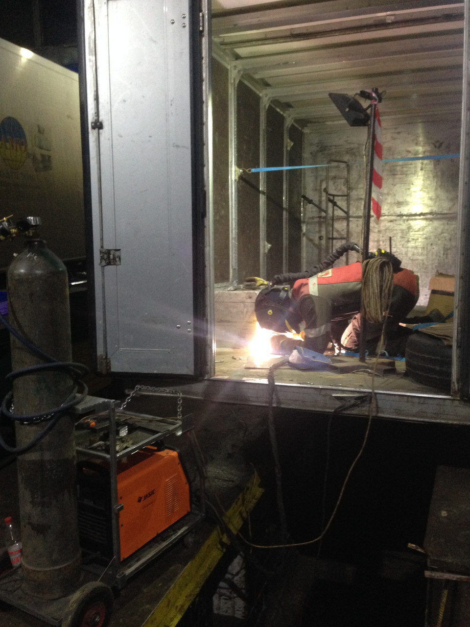 Зварювання аргоном алюмінієвих баків