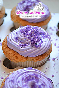 Капкейк із молочно-шоколадним у фіолетовому кольорі