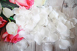 Штучні пелюстки троянд. Білі пелюстки троянд. Шовкові пелюстки