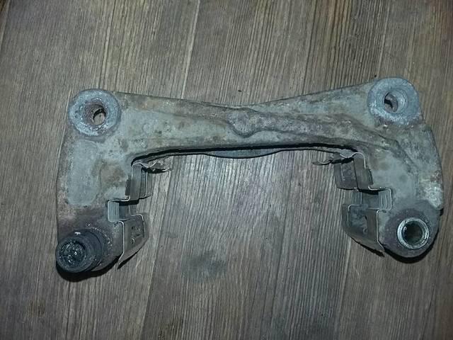 Скоба супорту правого Subaru Outback, Legacy B13 03-08, 26225AE060