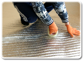 Зафиксируйте термоизоляционную пленку скотчем. Теплоотражающий материал и скотч вы можете заказать на нашем сайте.