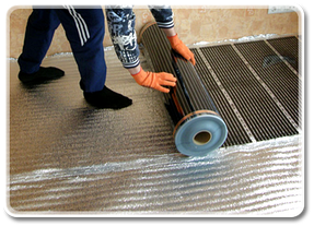 Затем нарежьте инфракрасную термопленку на полоски, нужной Вам длины и положите их лицевой стороной вверх (медная шина снизу). По рекомендации производителя термопленкой достаточно покрывать 70-80% от общей площади пола, отступая по периметру.