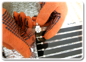 Вставьте клемму между слоями инфракрасной пленки, а затем розклепить клему.