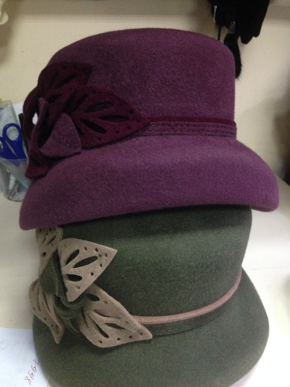 Фетровая зимняя шляпа с лепестками - фото 3 - id-p437257408
