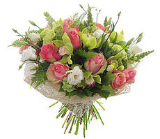 Букет рожевих троянд,орхіт, еустоми та зелені.