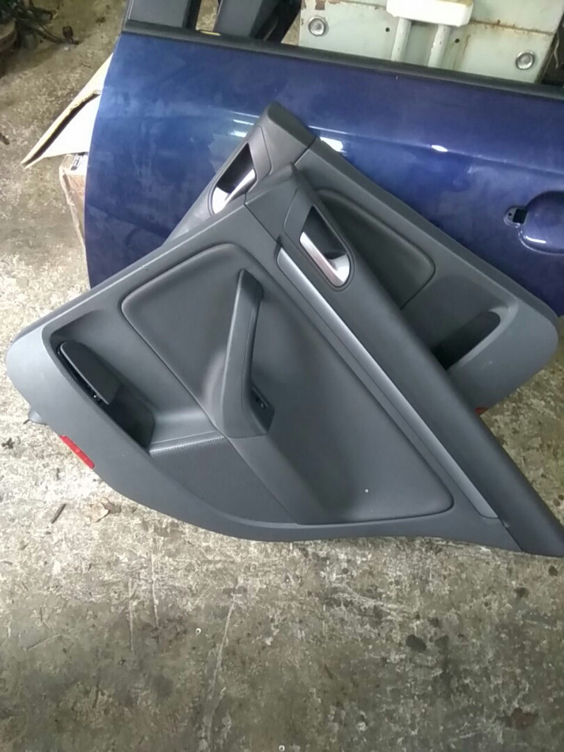 Картка дверей задня права vw jetta 2006