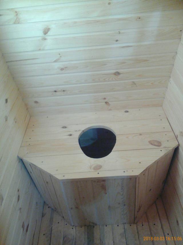 Дерев'яний туалет під старовину в Одесі