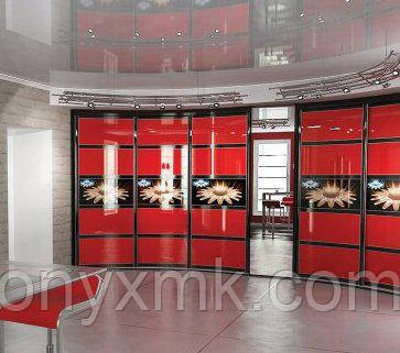 Червоний Шафа-купе згнуті дверима