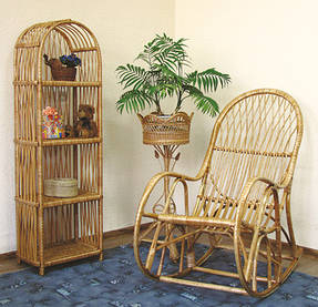 Крісло качалка КК4/3 і етажерка "арка" - меблі з лози в інтер'єрі кімнати