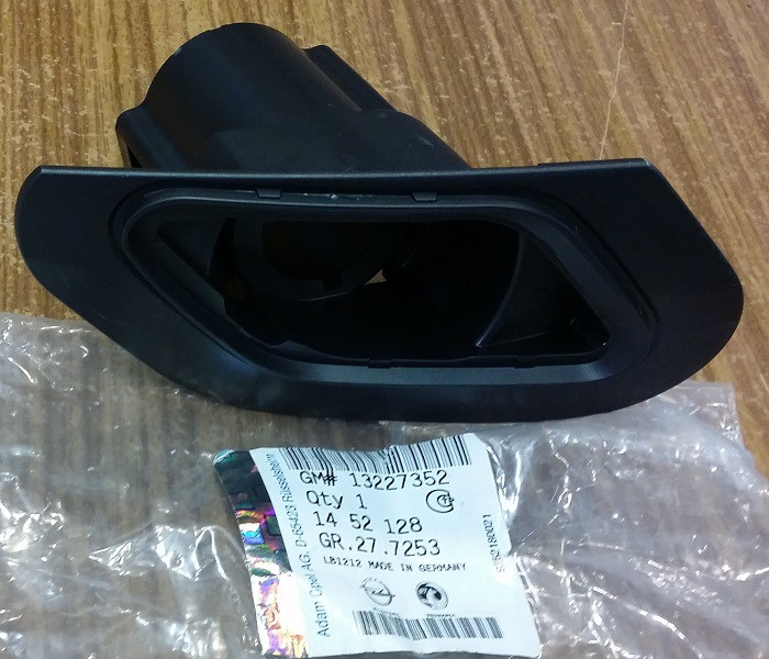 Фіксатор правої форсунки фароомивача GM 13227352 OPEL Insignia