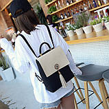 Рюкзак сумка (трансформер) міський жіночий з брошкою і пензликами (чорний з бежевим), фото 4