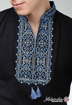 Стильна чорна чоловіча вишита футболка «Король Данило (синя вишивка)», фото 2