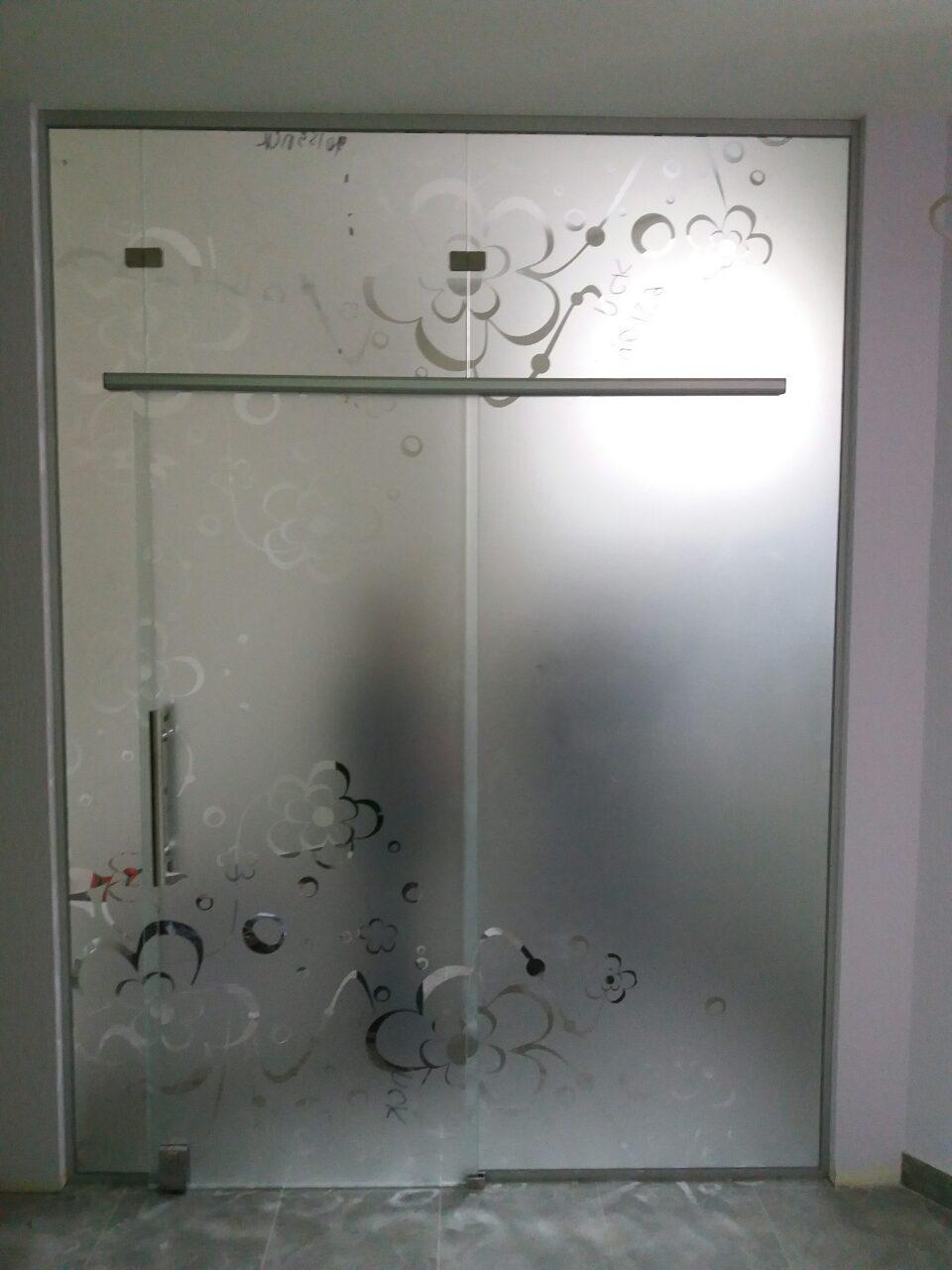 Скляні розсувні двері з художнім піскоструменем у перукарні