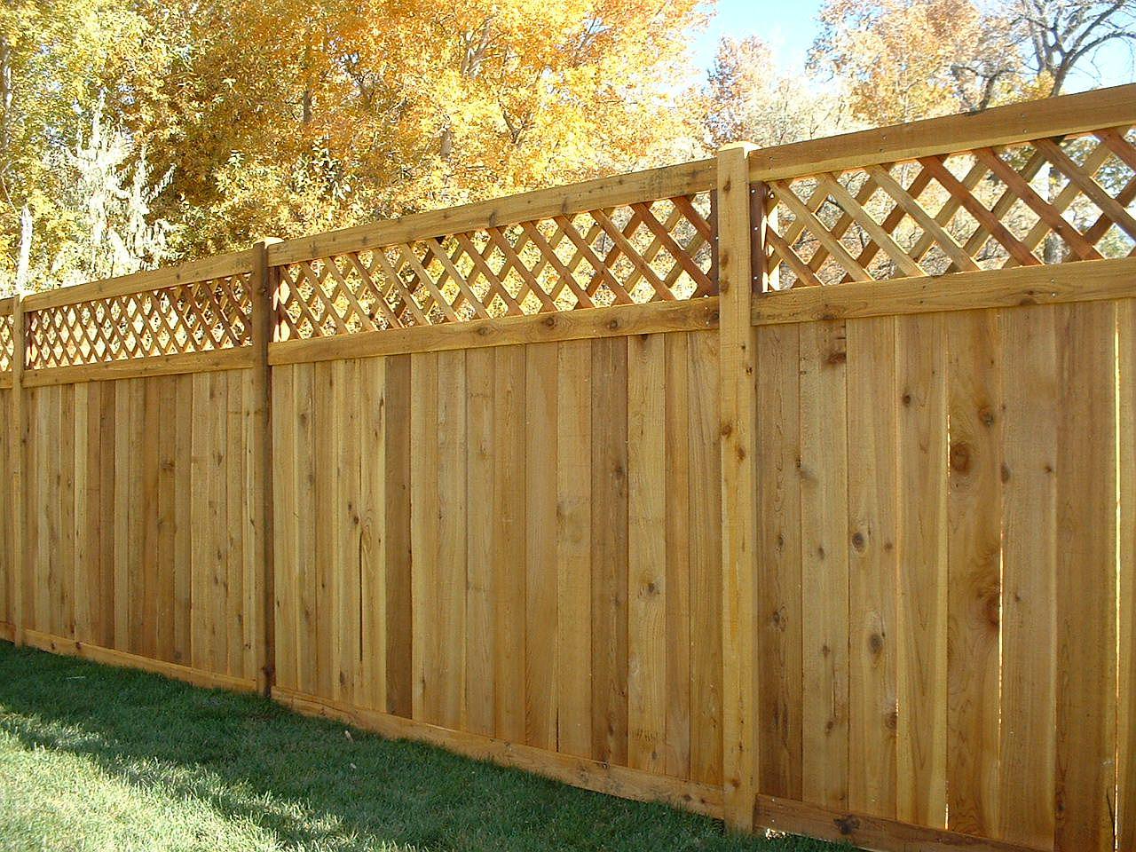 Деревянный забор сплошной с решеткой LNK 200 на 200 см - фото 1 - id-p675001989