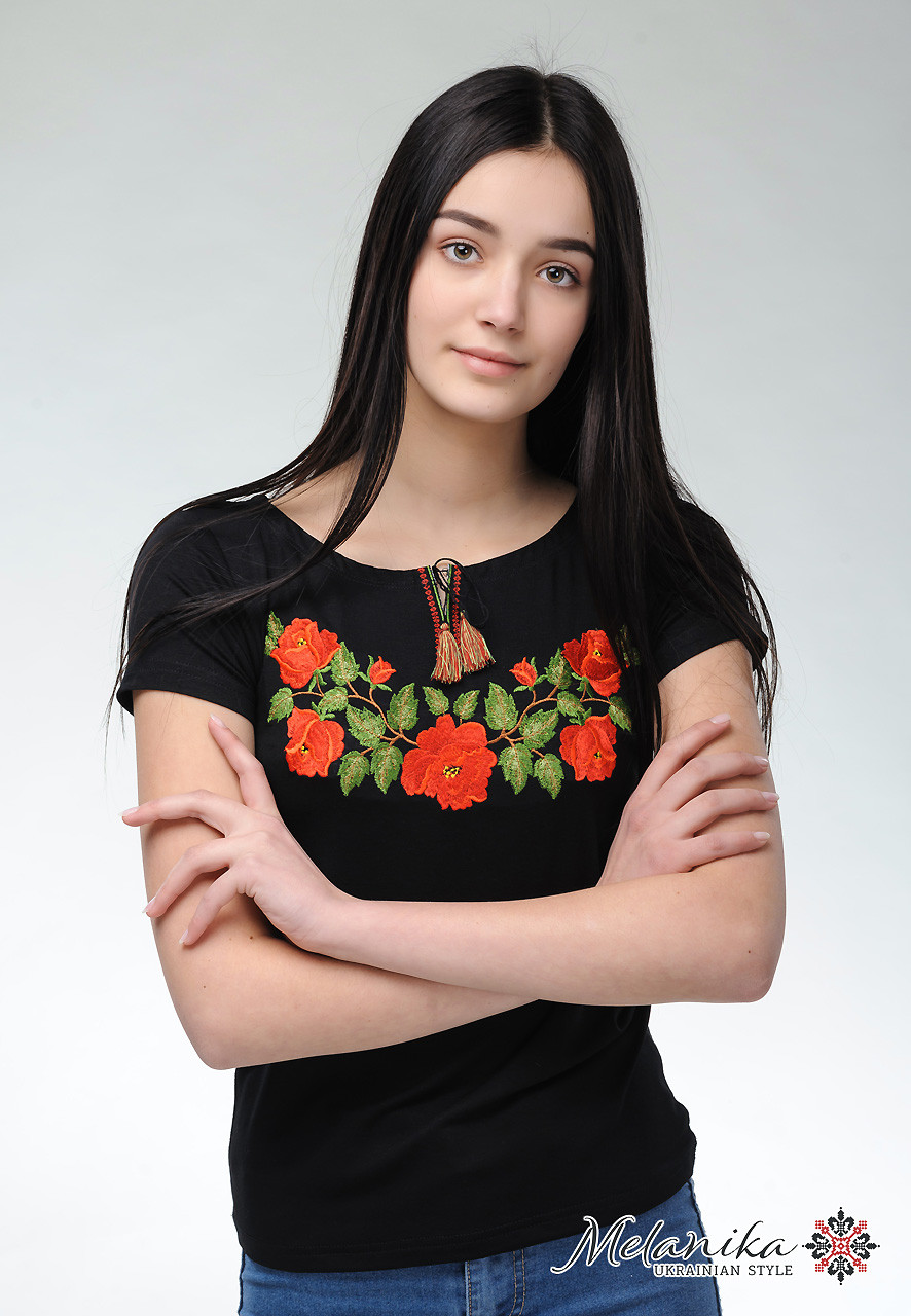 Женская вышитая футболка в черном цвете с широкой горловиной «Нежность роз» - фото 2 - id-p677078144
