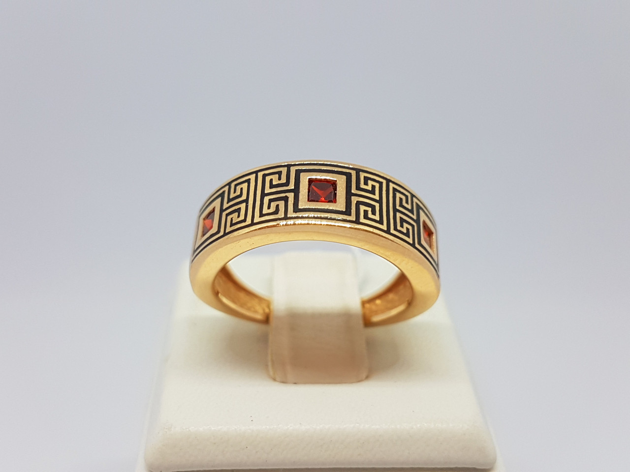 Золоте кільце з фіанітами і емаллю. 380224Е 18