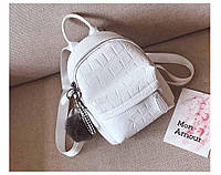 Рюкзак мини женский с тиснением под кожу крокодила и помпоном (белый)