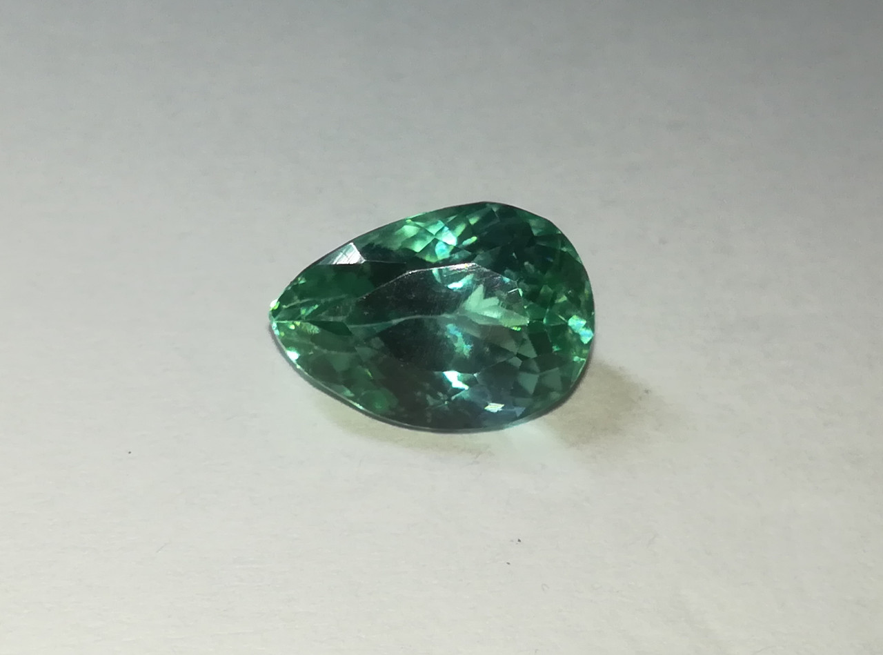 Нуристанит, Гидденит 5.86 Ct 17.6 х 13.81 х 13.15 mm