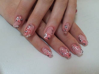 Работы мастеров  выполнены в сети салонов  MakNailS 29