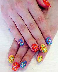 Работы мастеров  выполнены в сети салонов  MakNailS 35