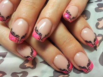 Работы мастеров  выполнены в сети салонов  MakNailS 49