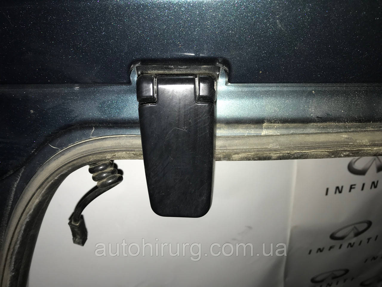 Петлі скла кришки багажника INFINITI Qx56