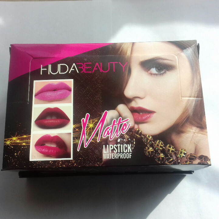 Упаковка помади HUDABEAUTY matte lipstick waterproof 24 шт/уп