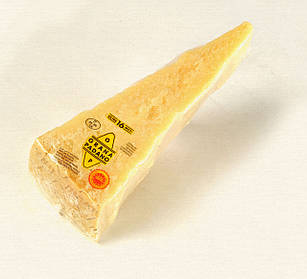 Сир твердий Grana Padano (Грана Паано) шматковий, 200 г.