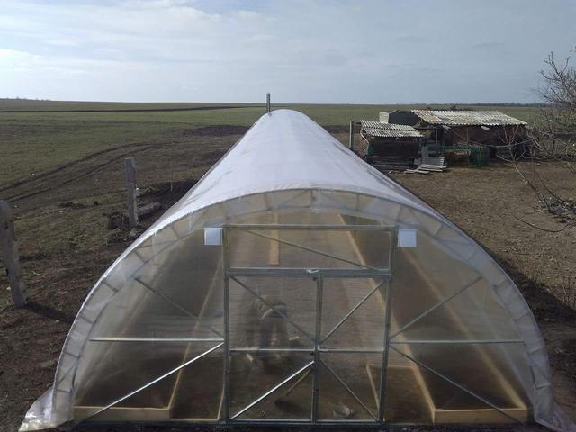 велика теплиця під плівку