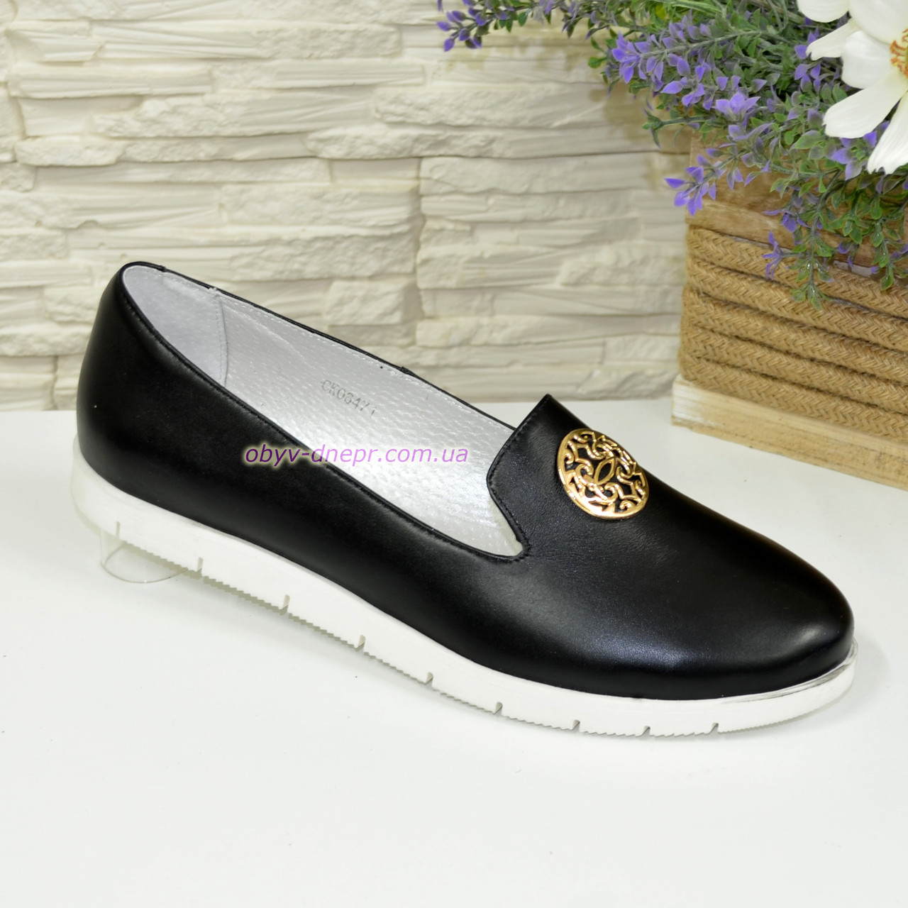 Женские кожаные черные туфли-мокасины на утолщенной белой подошве - фото 1 - id-p379446672