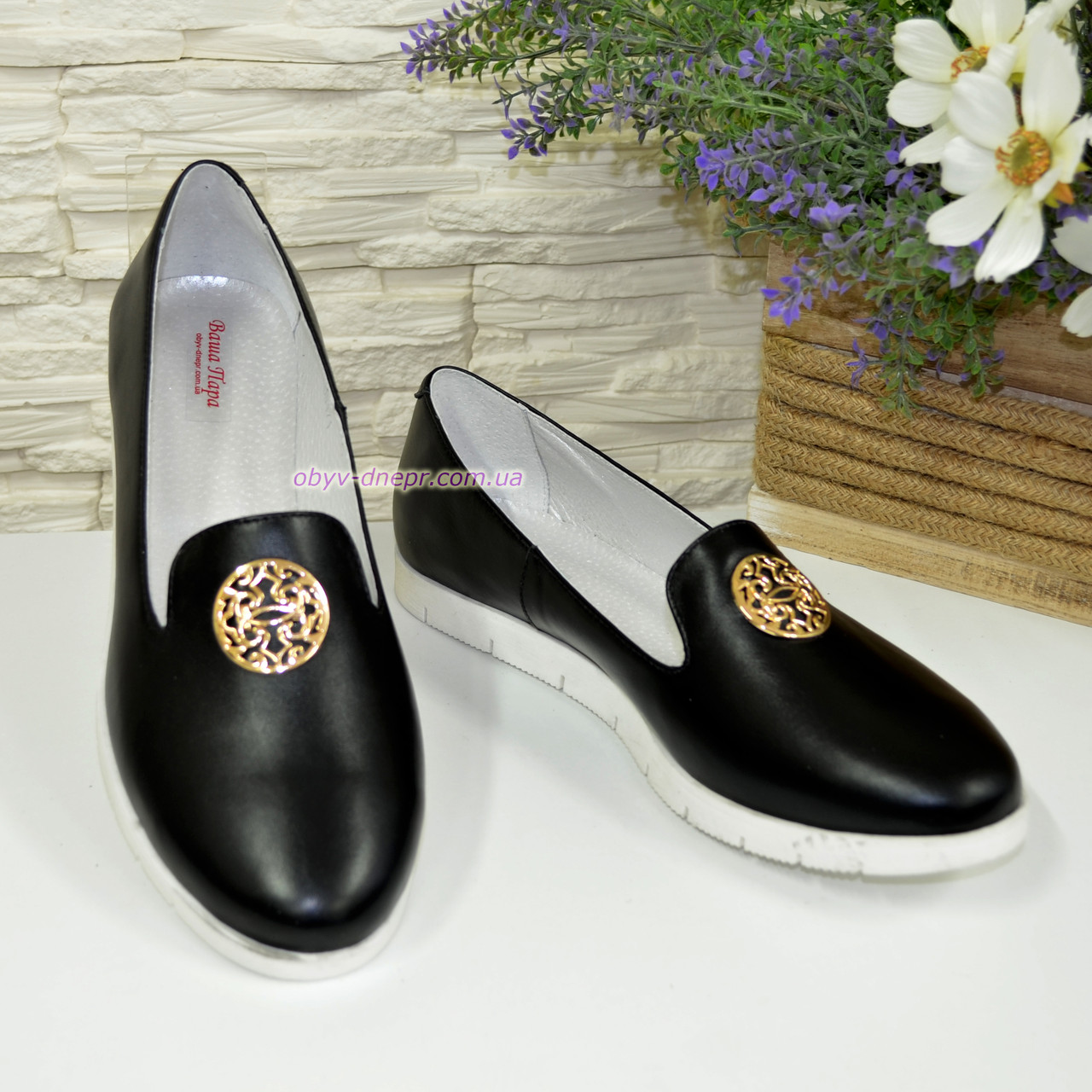 Женские кожаные черные туфли-мокасины на утолщенной белой подошве - фото 2 - id-p379446672