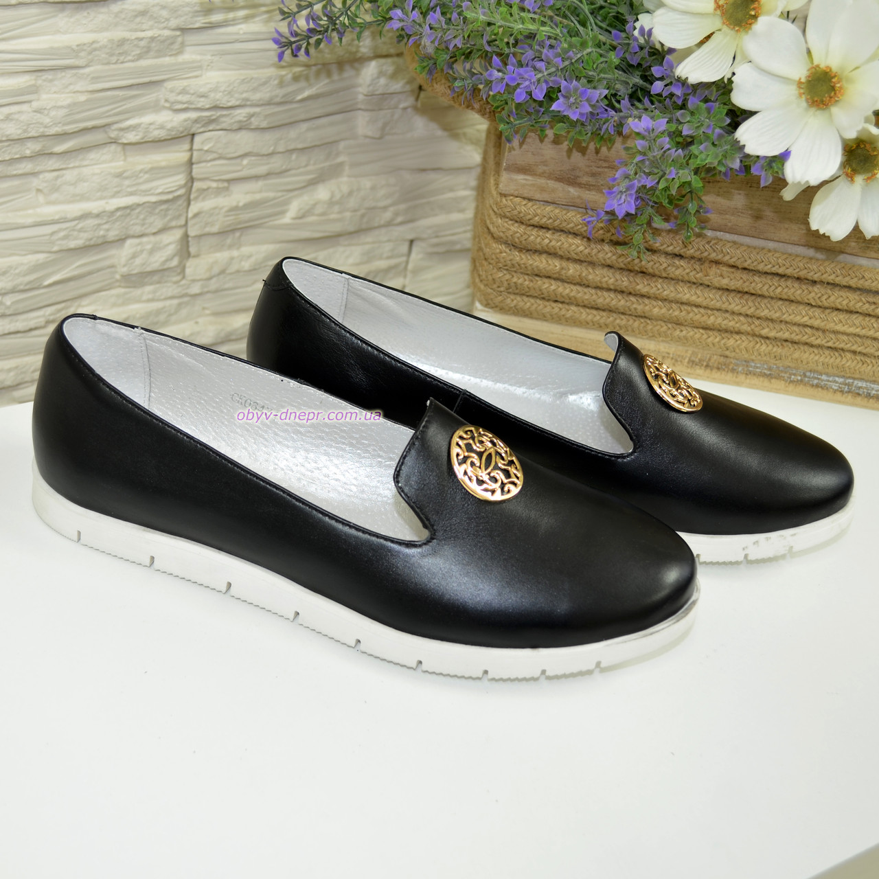 Женские кожаные черные туфли-мокасины на утолщенной белой подошве - фото 4 - id-p379446672
