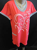 Жіночі костюми прикрашені малюнком і стразами.