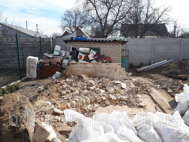Залишки сараю, який ще вранці гордо стояв на цьому місці Дезінтеграція сараю з шлакоблоку, фото, Дніпро
