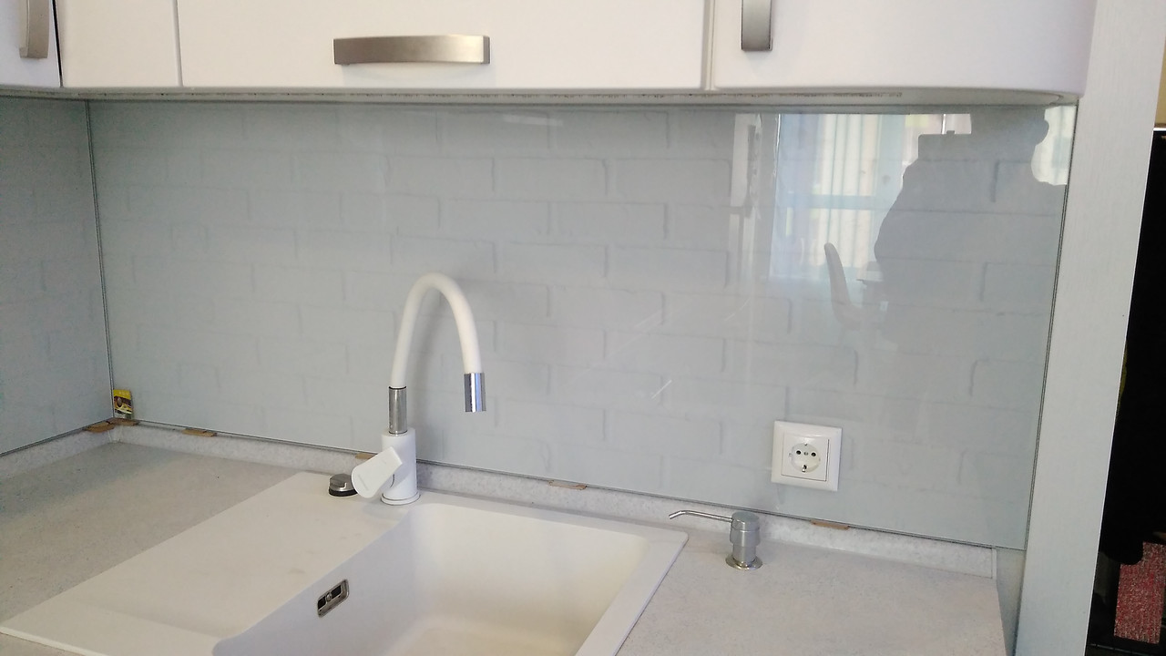 Стеклянный кухонный фартук с изображением белой кирпичной стены. - фото 4 - id-p683889984