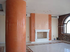 Классическая венецианская штукатурка на колоннах и камине