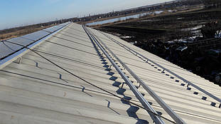 монтаж алюминиевых креплений для солнечных панелей на крышу