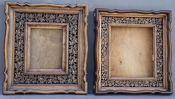 Кіоти для ікон з різьбленими дерев'яними рамами.