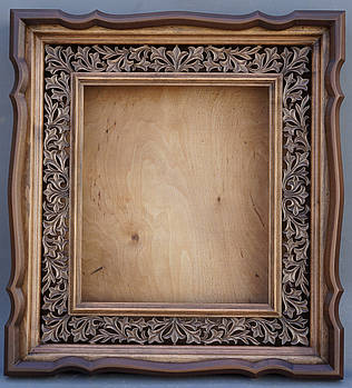 Кіот для ікони з різьбленою дерев'яною рамою.