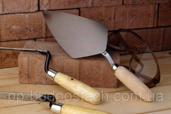 Для того, щоб виробляти кладку з цегли знадобляться відповідні інструменти.