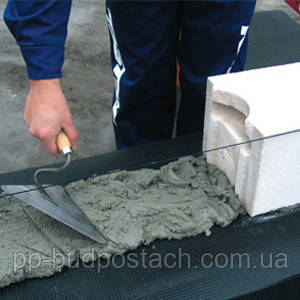 За допомогою шнура-причалки укладається перший рівень.