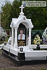 Ексклюзивний одинарний пам'ятник чоловікові з білого мармуру у вигляді церкви з колонами та кольоровим портретом № 4, фото 4