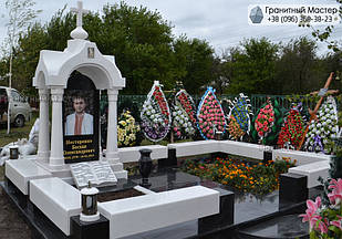 Пам'ятник чоловікові у вигляді каплиці № П-4