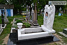 Красивий одинарний пам'ятник з білого мармуру молодому хлопцю з ангелом та кольоровим портретом № 24, фото 2