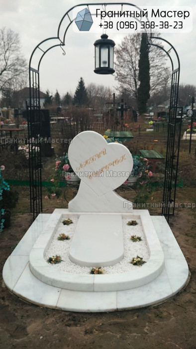 Пам'ятник дитині з білого мармуру у вигляді серця №41