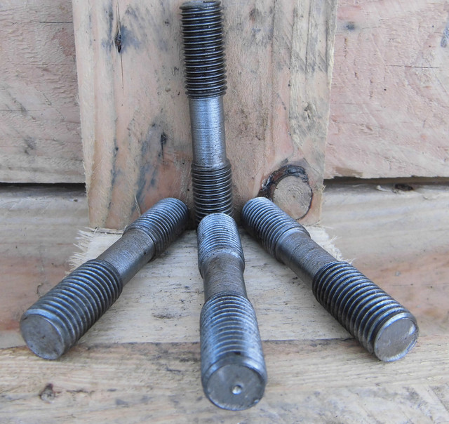 Приклад нестандартної шпильки для фланця