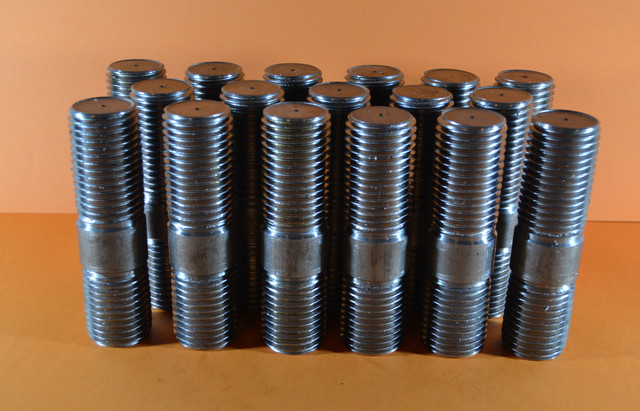 Приклад шпильки з ввинчиваемым кінцем під замовлення